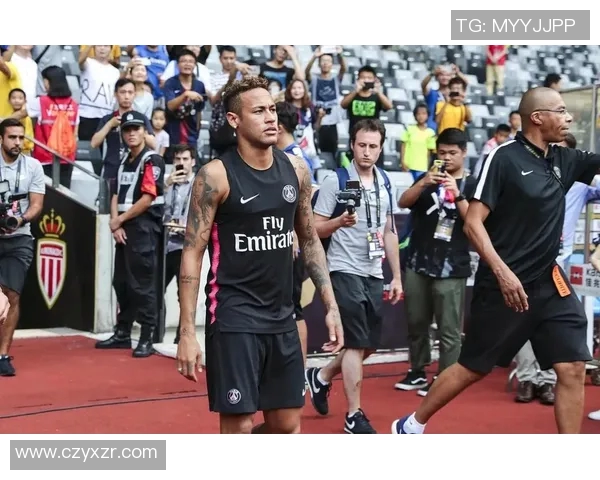 巴黎圣日耳曼宣布签下巴西前锋内马尔，创下法甲历史最高转会费纪录